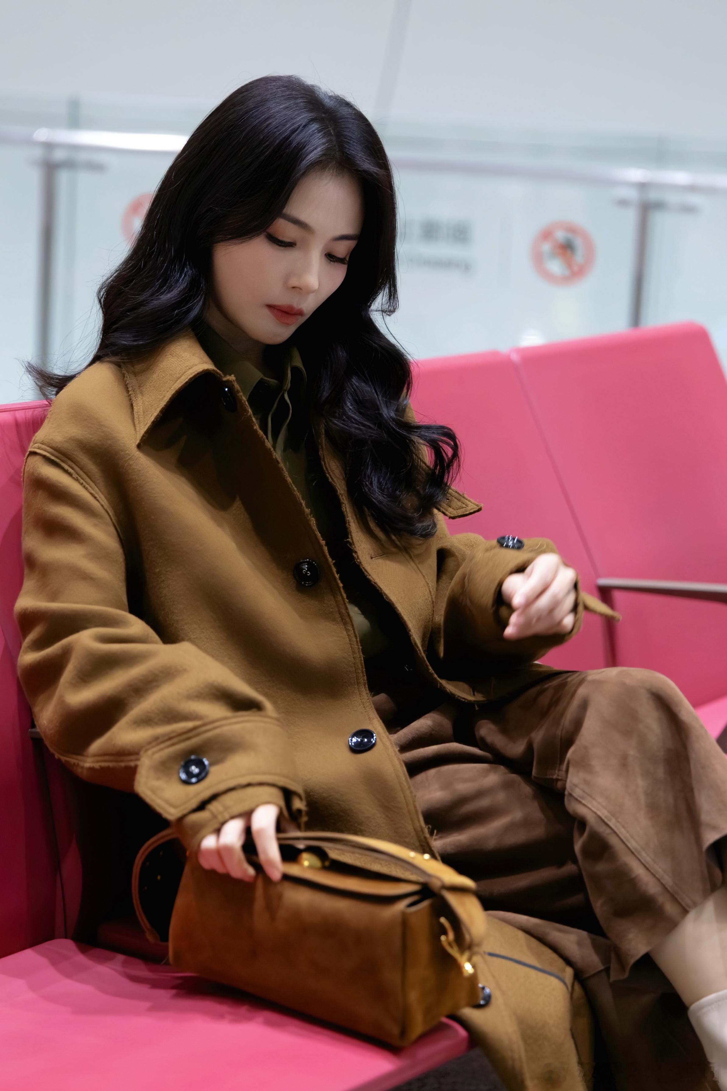 姐姐这一身很可以  想问姐姐缺不缺冬天的暖宝宝啊 譬如我这样的