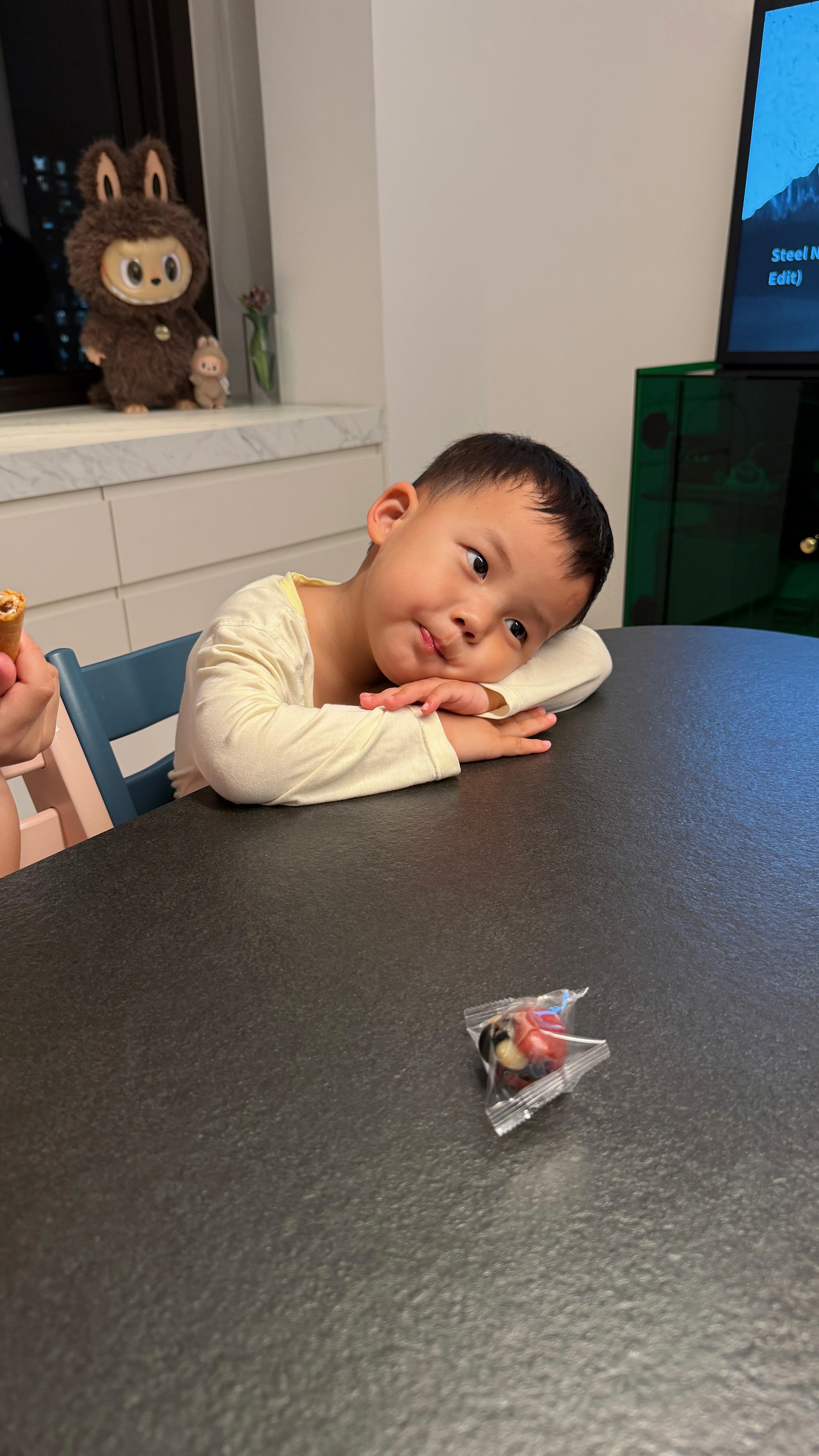 朋友们，练歌了。明天要去唱一段，不知道老师现场能不能憋住笑，因为我唱很难听。