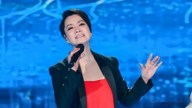 作为歌唱家的毛阿敏，在其丈夫、中植系原掌门人去世1年9个月后，她才真正显示出了大
