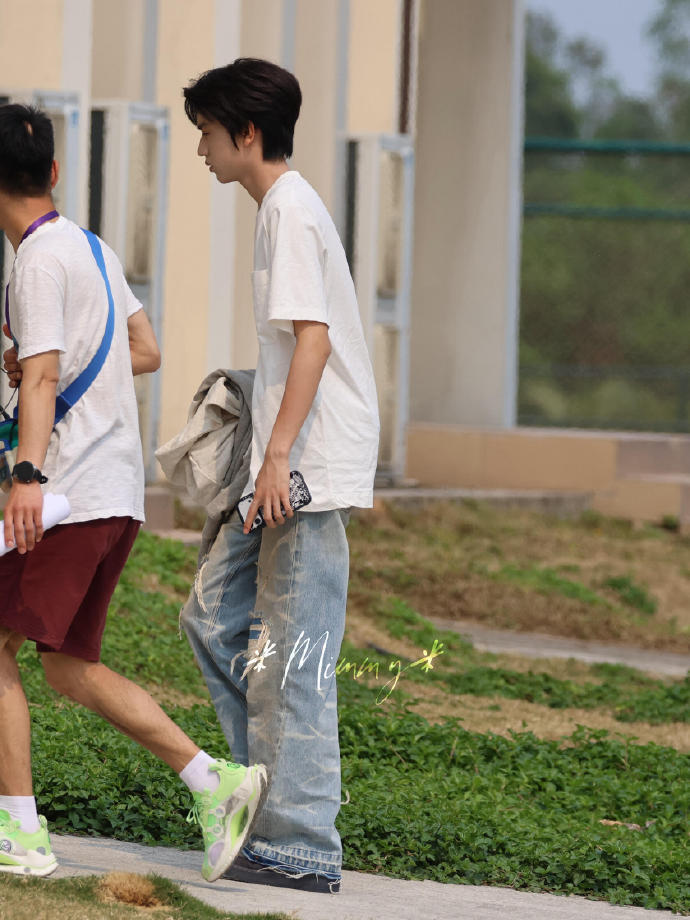 张桂源白T清爽男高 张桂源好长 张桂源好长，张桂源白T清爽男高上线，谁懂一下这个