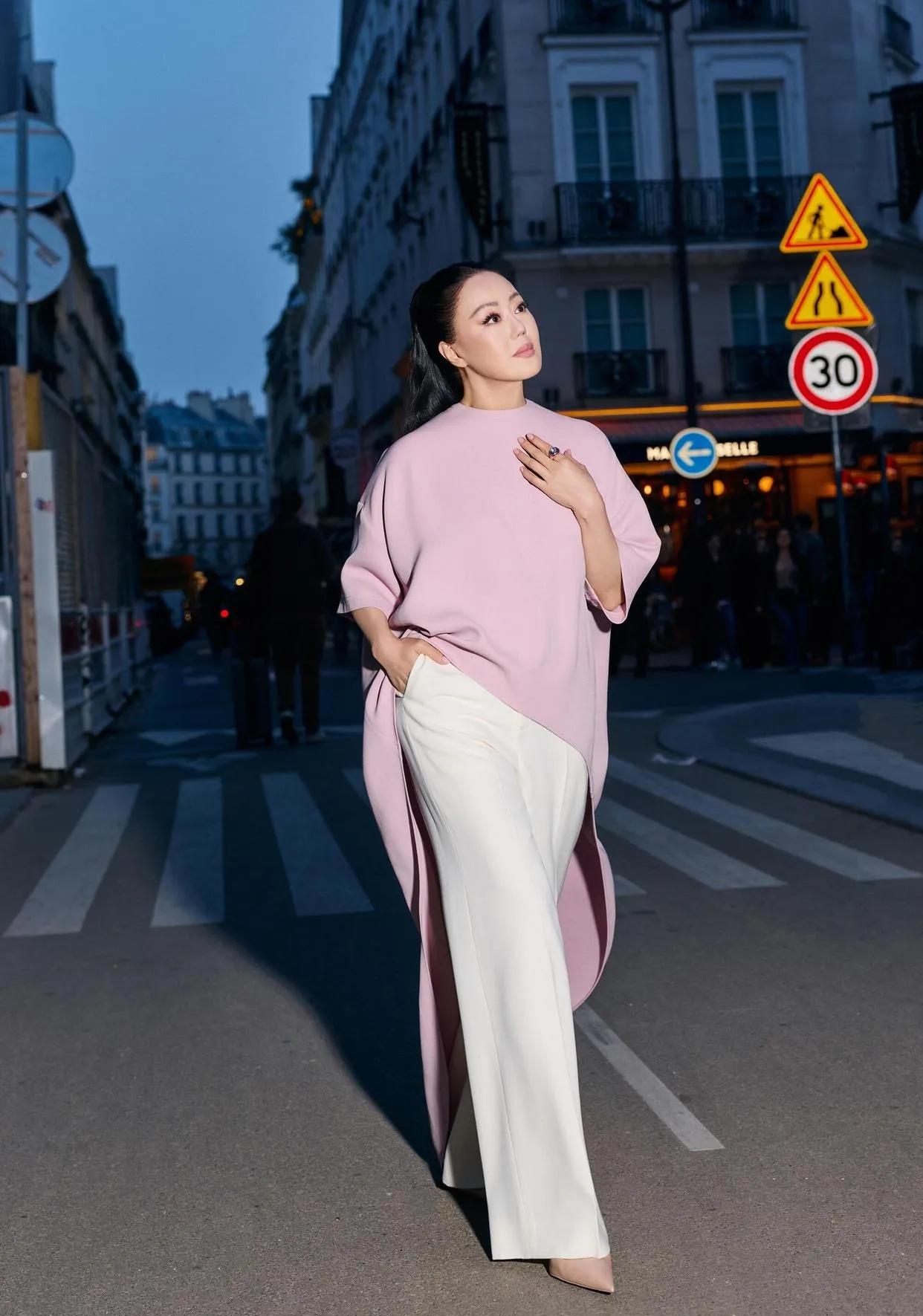 章小蕙这一身真的把“优雅减龄”玩明白了！
粉色不规则上衣+白色阔腿裤，温柔又大气