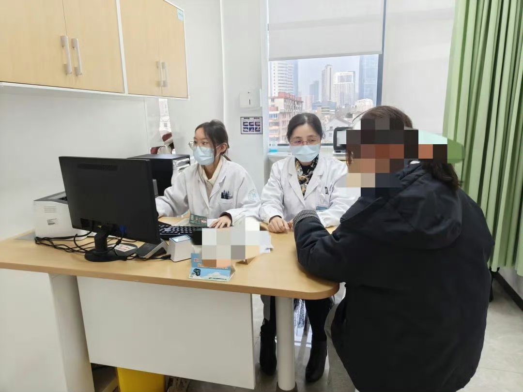 宁波一女子因频繁美甲差点丢了性命 美甲、美发和美睫是爱美人士的春节变美三件套。本