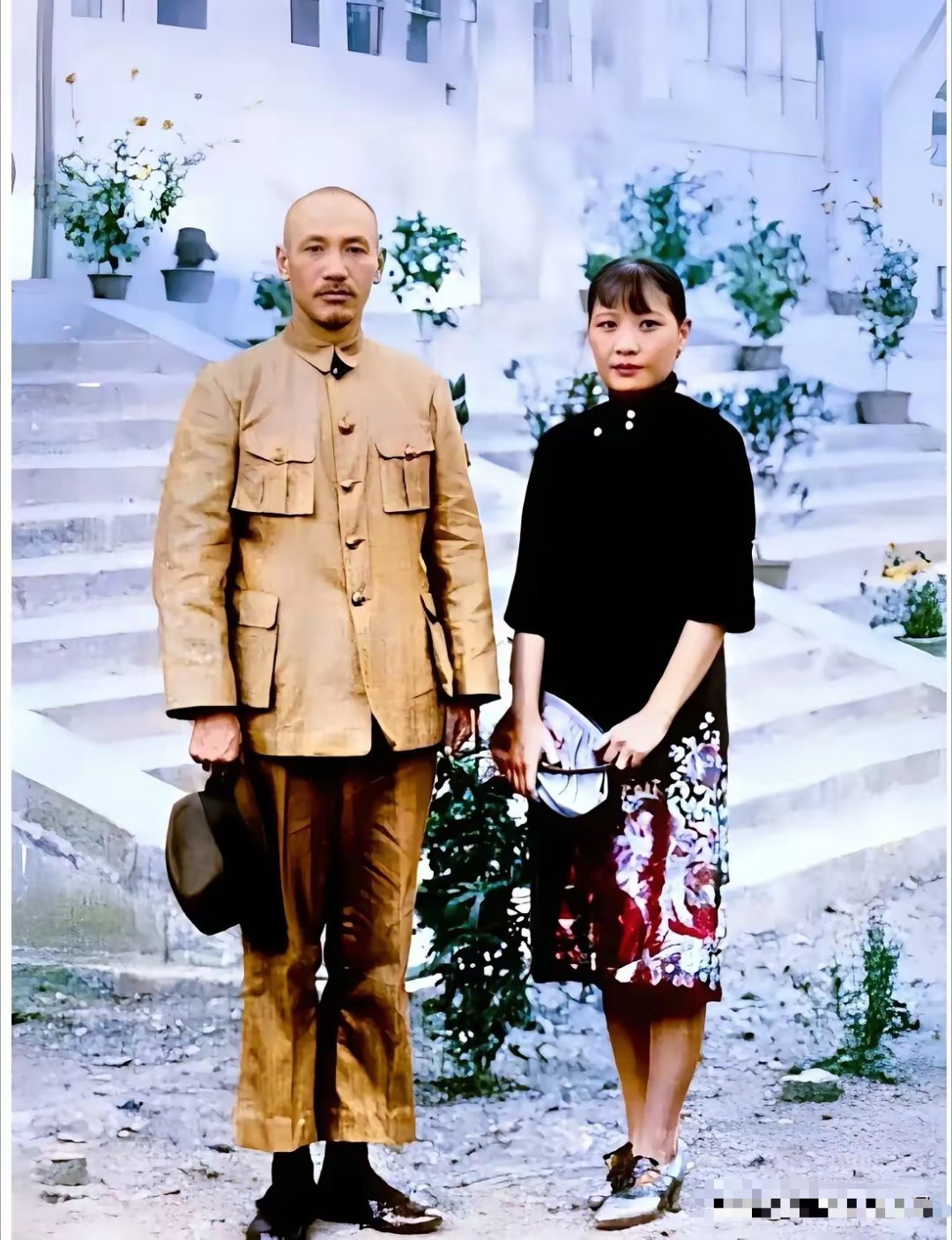 1946年，这是蒋介石的替身何云与宋美龄在重庆的一张合影。何云多次当蒋介石替身，