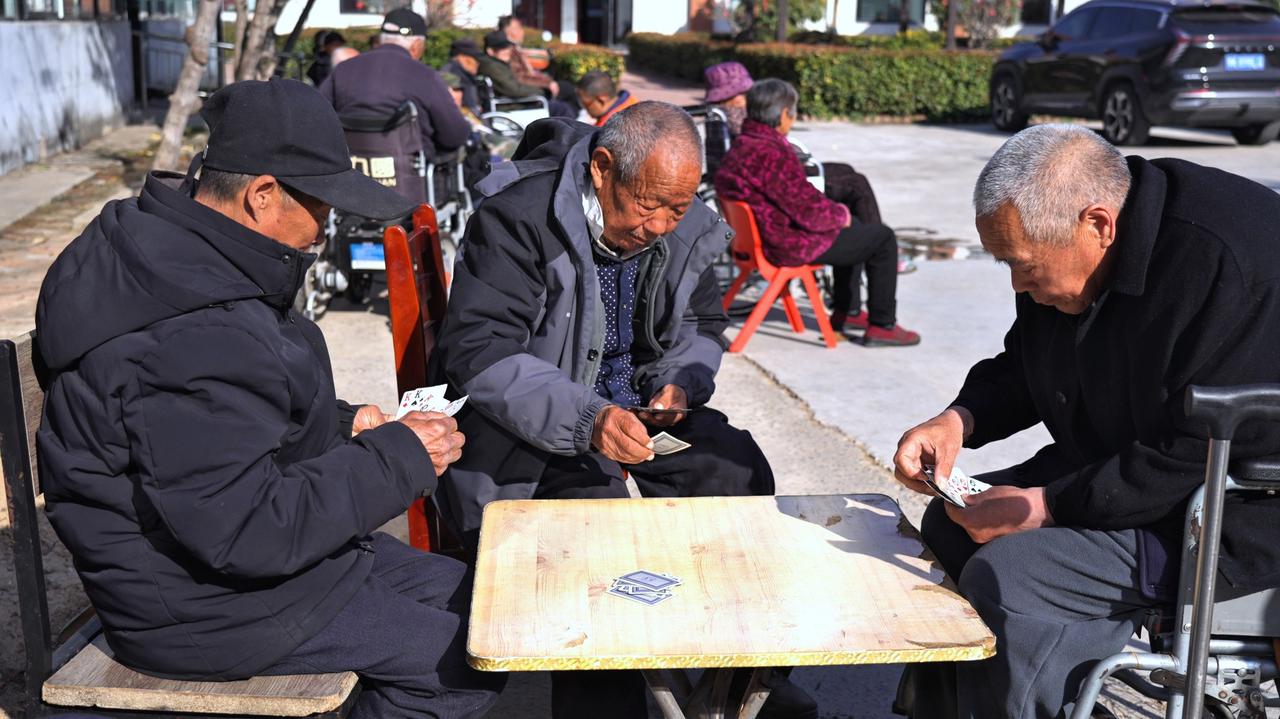 2026年七月，不少退休人员按时收到了当月的养老金，仔细核对账单后却发现金额和前