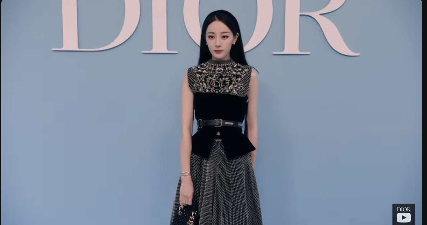 #迪丽热巴[超话]#  迪奥全球品牌大使受邀出席迪奥二零二五春夏女装成衣秀。秀场