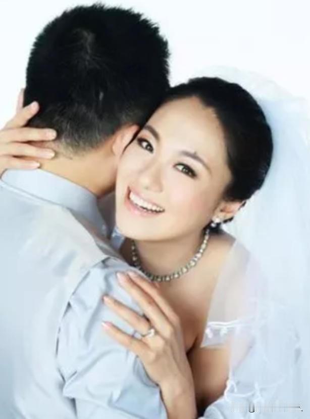 2010年，沈傲君怀孕6个多月时，外交官老公出差了，一天晚上有人敲门，她开门，是