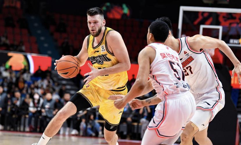 拉科塞维奇启程前往香港！
今天下午，拉科塞维奇向球迷们透露，他已经动身启程前来广