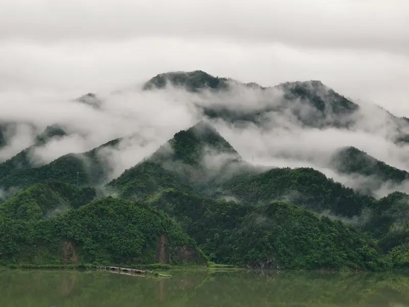 上联：风吹雾散青山秀，下联如何对雨霁云开碧水清。