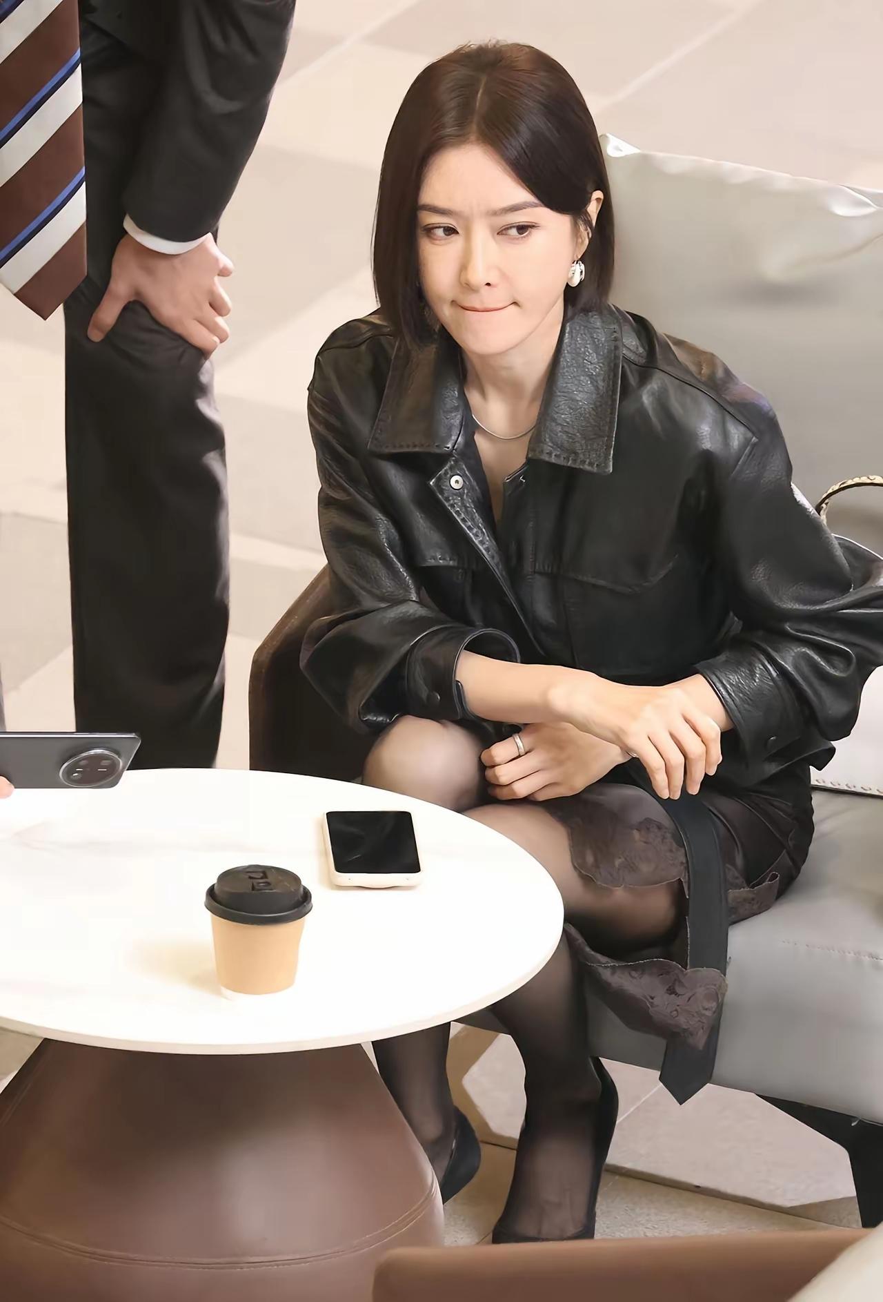 没想到秦岚那么喜欢穿丝袜
不过现在这年龄
穿上丝袜还那么好看
真的不是一般人
