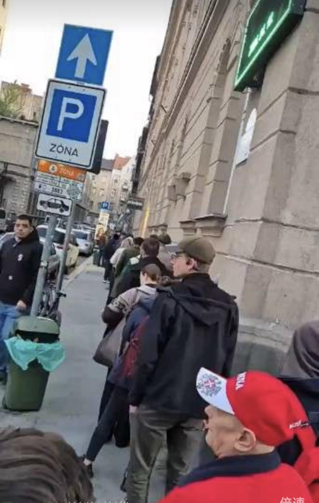 今天匈牙利选举，民众投票踊跃，到当地当地时间15.00，投票率约65%，创造匈牙