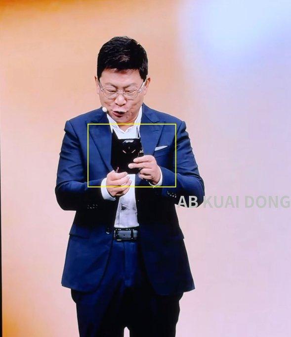 华为更新了三折叠手机华为 Mate XT2，并且请了刘德华来代言。

这款手机动