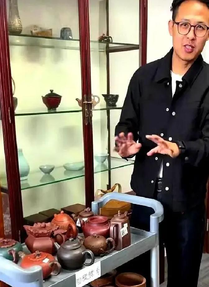 导演让演员断食三天，李立群饿到看灯都重影。
冯小刚蹲在监视器后掐着秒表，非要等颧