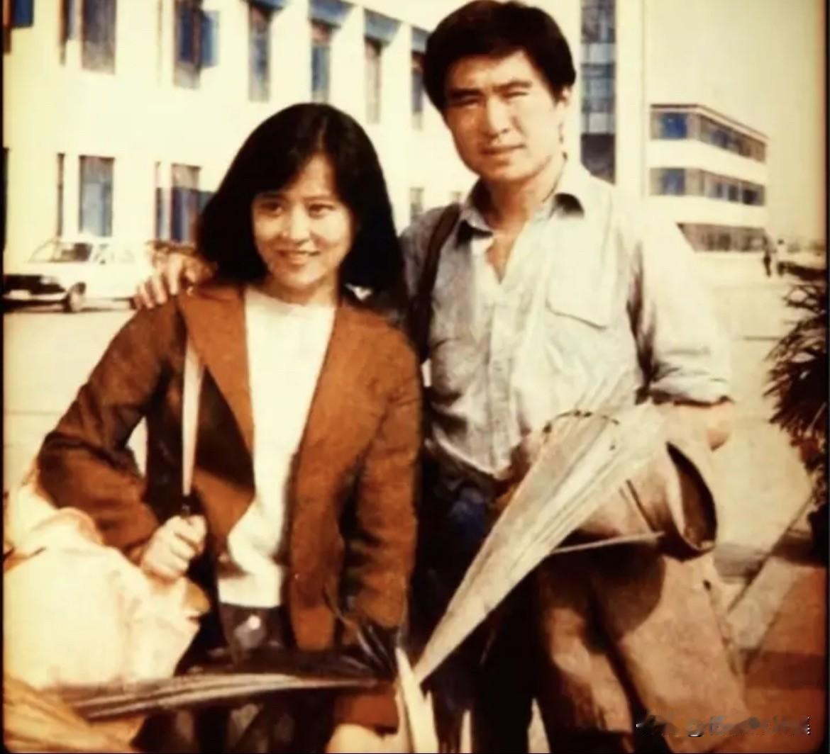 北京电影学院表演系78级的马静与王咏歌夫妇这对影坛伉俪的温馨合影。这个班被称为“