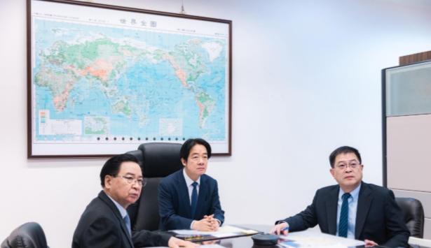 赖清德这波操作，真是把虚伪和怂包演绎到了极致！解放军“正义使命-2025”军演兵