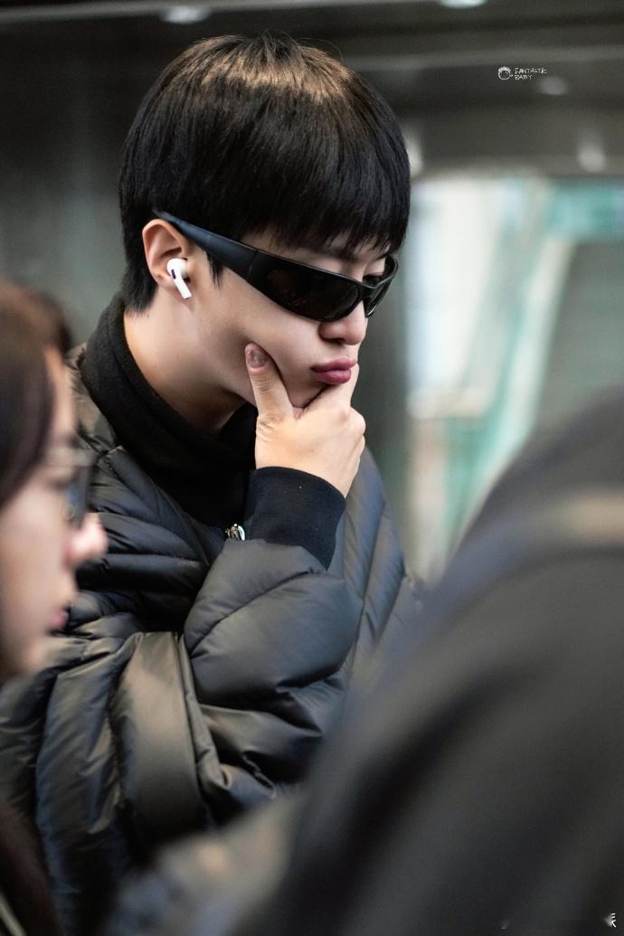 范丞丞出发厦门look  范丞丞墨镜顺毛look  看范丞丞这出发厦门的look