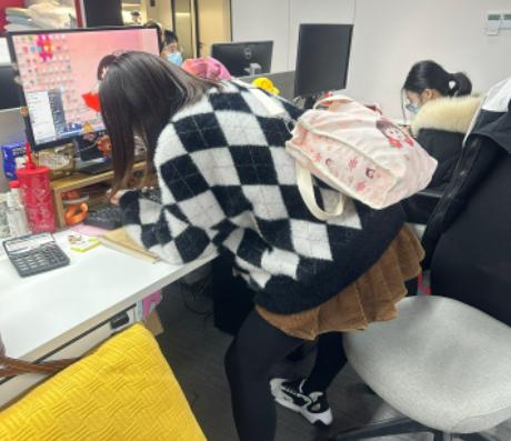 “这哪是上班，分明是来白嫖的！” 一名 24 岁女子入职上海公司，月薪 1500