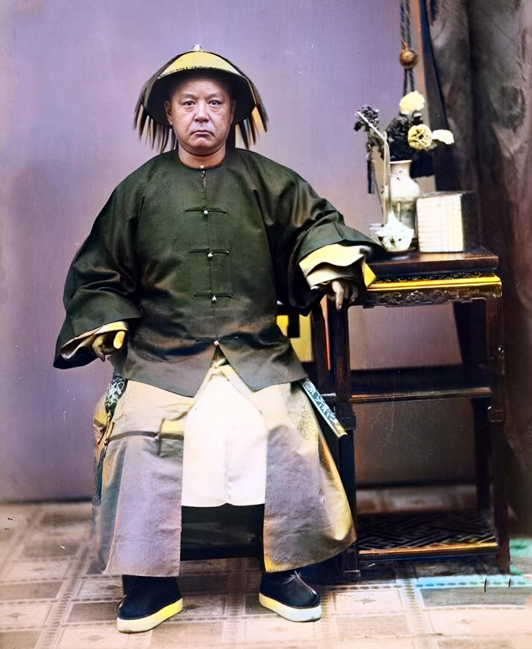 在现代，这是一个普通称呼，在清朝却是一个贬义称呼，谁叫谁被打。

这个称呼就是“