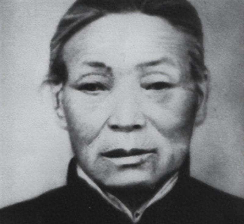 她冒险将司令员藏入枣堆，日军发现枣子味美想要抢走，见到儿子后她灵机一动巧妙应对