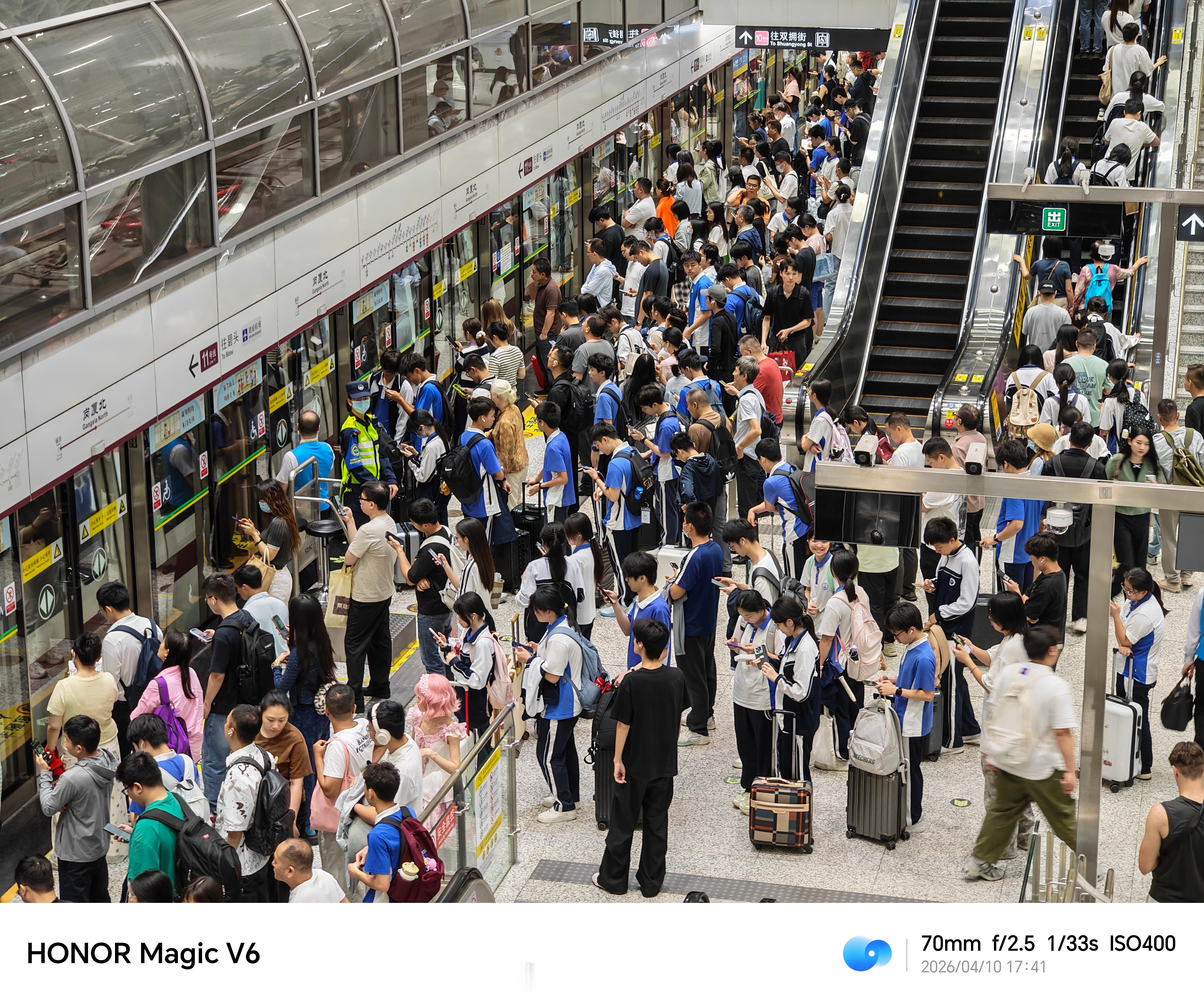 深圳最酷的地铁站：岗夏北，人好多呀