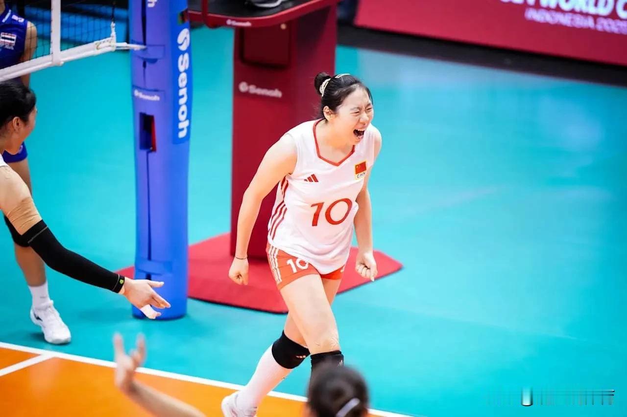 中国女排东亚锦标赛3-0横扫韩国，朱航霆和王奥芊皆已沦为替补。在香港举办的亚洲东