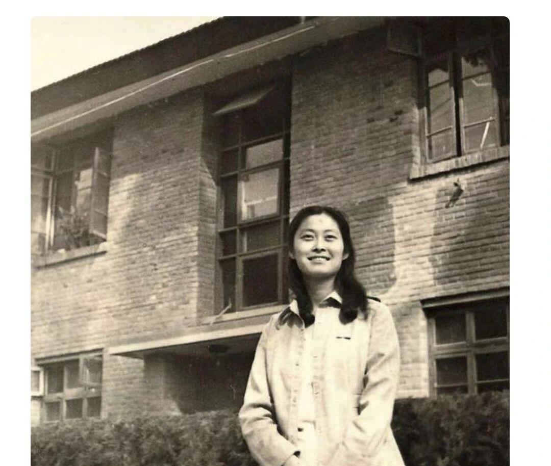 敬一丹70年代大学照片曝光！
这个在北大荒度过知青岁月的年轻女孩，来到了她心仪的