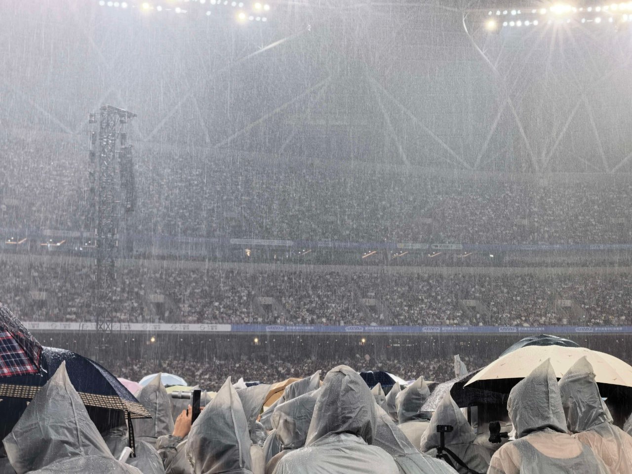 张杰杭州演唱会雨天上座率张杰杭州奥体上座率 下雨天，体育场，这个上座率不愧是张杰
