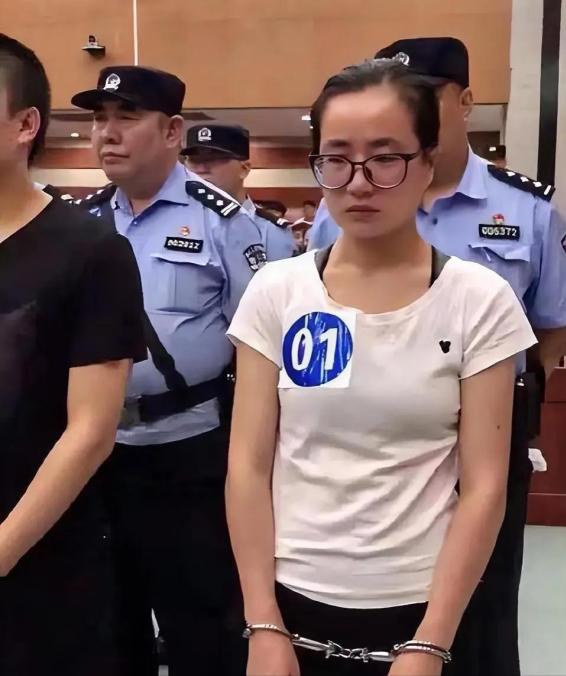 2019年，正在读硕士的杨春燕，在教室上课时被警方带走。老师一脸惊讶地说：“是不