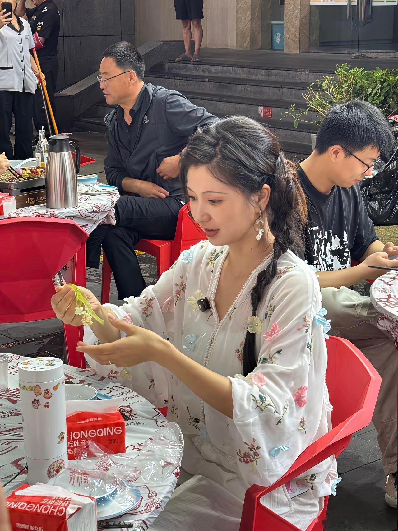43岁“沈眉庄”斓曦现身重庆观音桥附近的一处大排档吃宵夜，她穿着一条花裙子，扎着