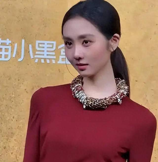 20岁星二代红毯现原形，一脸苦相摇头晃脑不自信，没星味就别硬挤