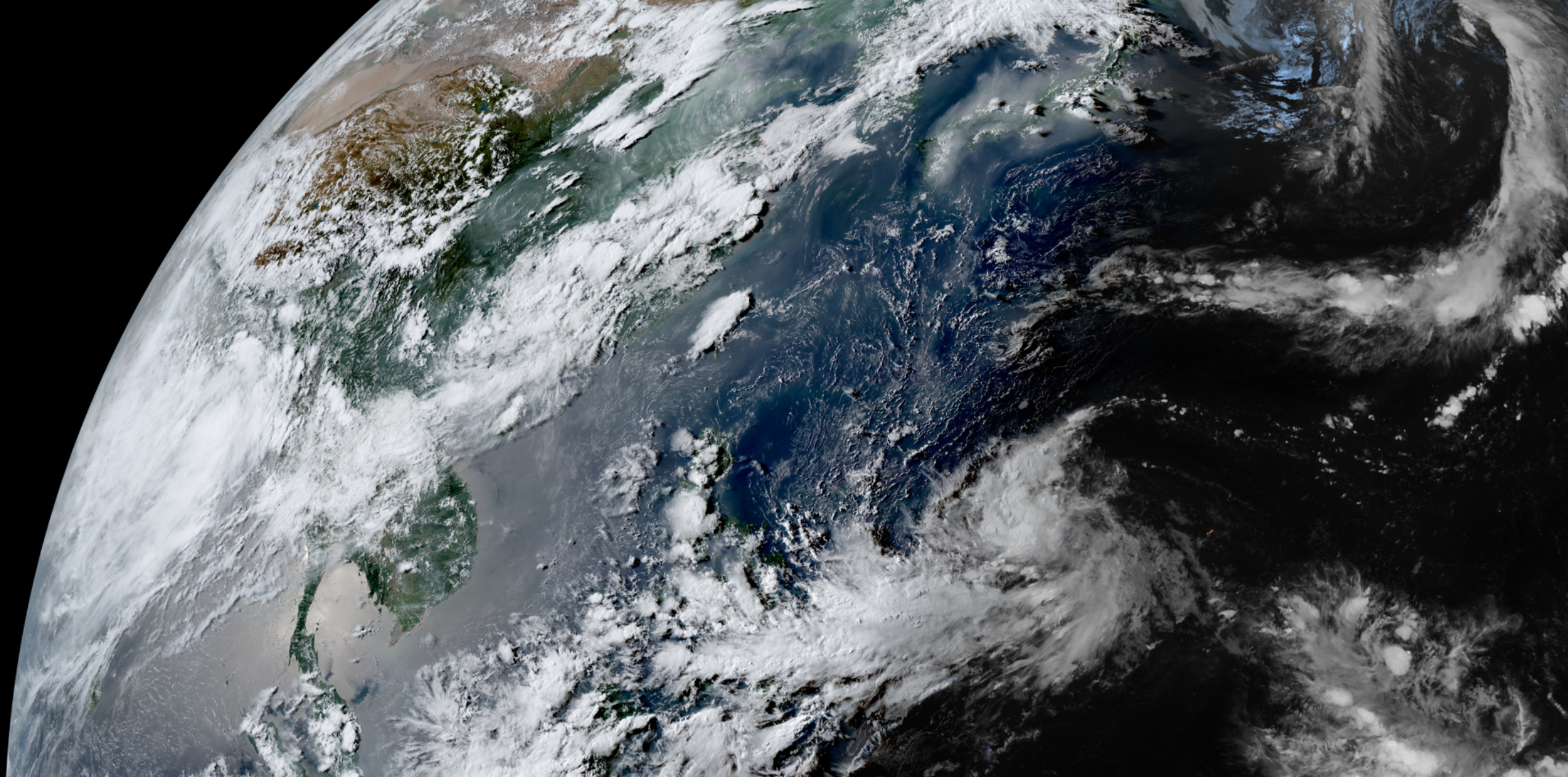 台风 宁静只是夏的片刻。不仅是大地山川遍燃无际灼热，天际线外的沧海也在迅猛发展的