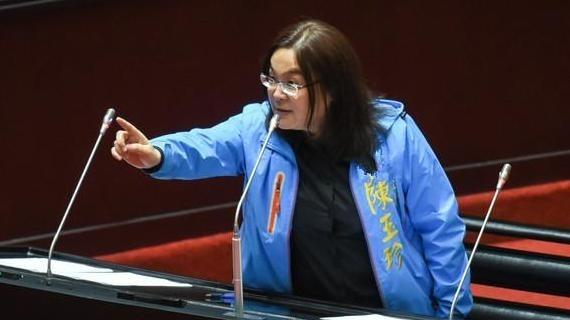 金门县党委陈玉珍曾说：“金门县属于中华民国，解放军要收复金门让我们投降的话，我会