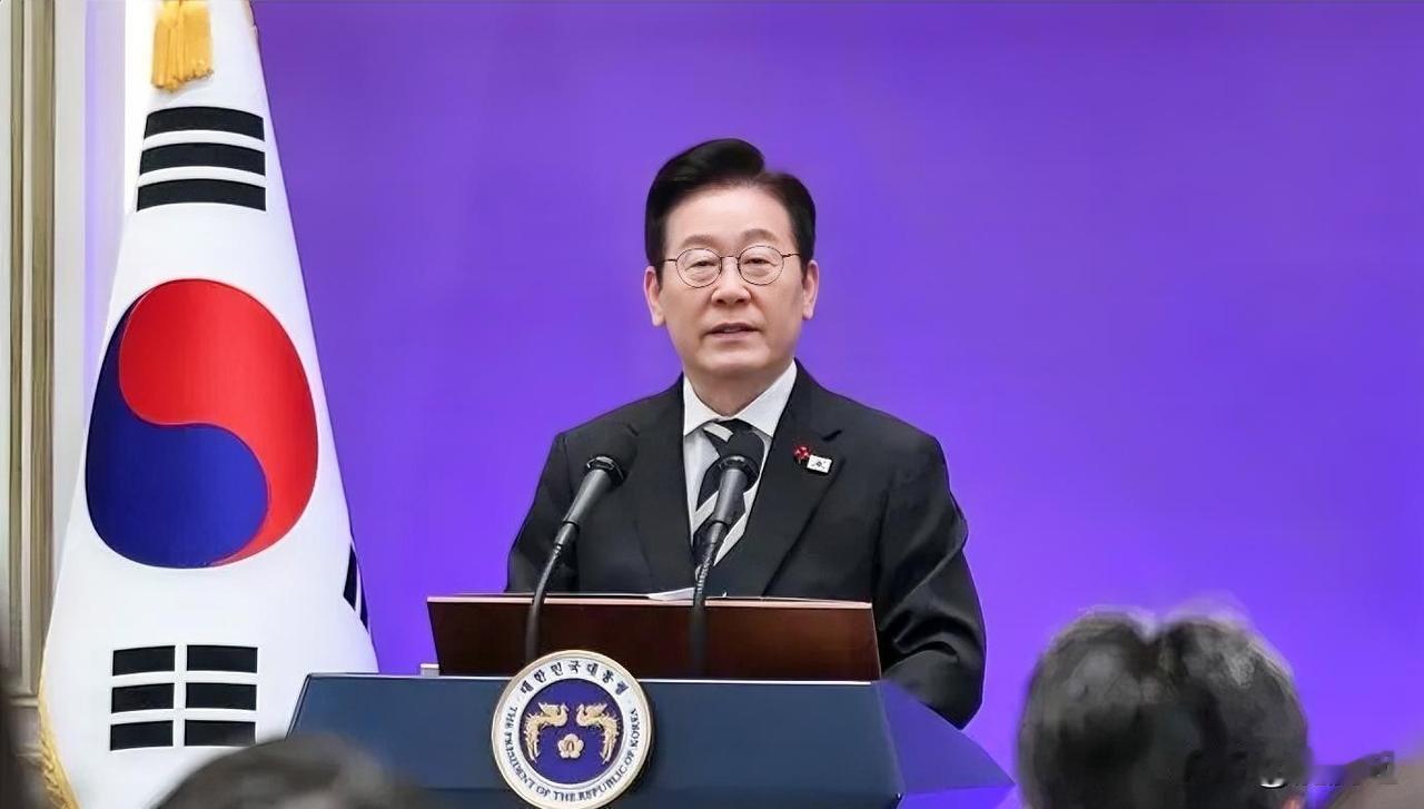 新加坡联合早报今天报道：“韩国总统李在明说，乌克兰总统泽连斯基披露了乌克兰已将朝