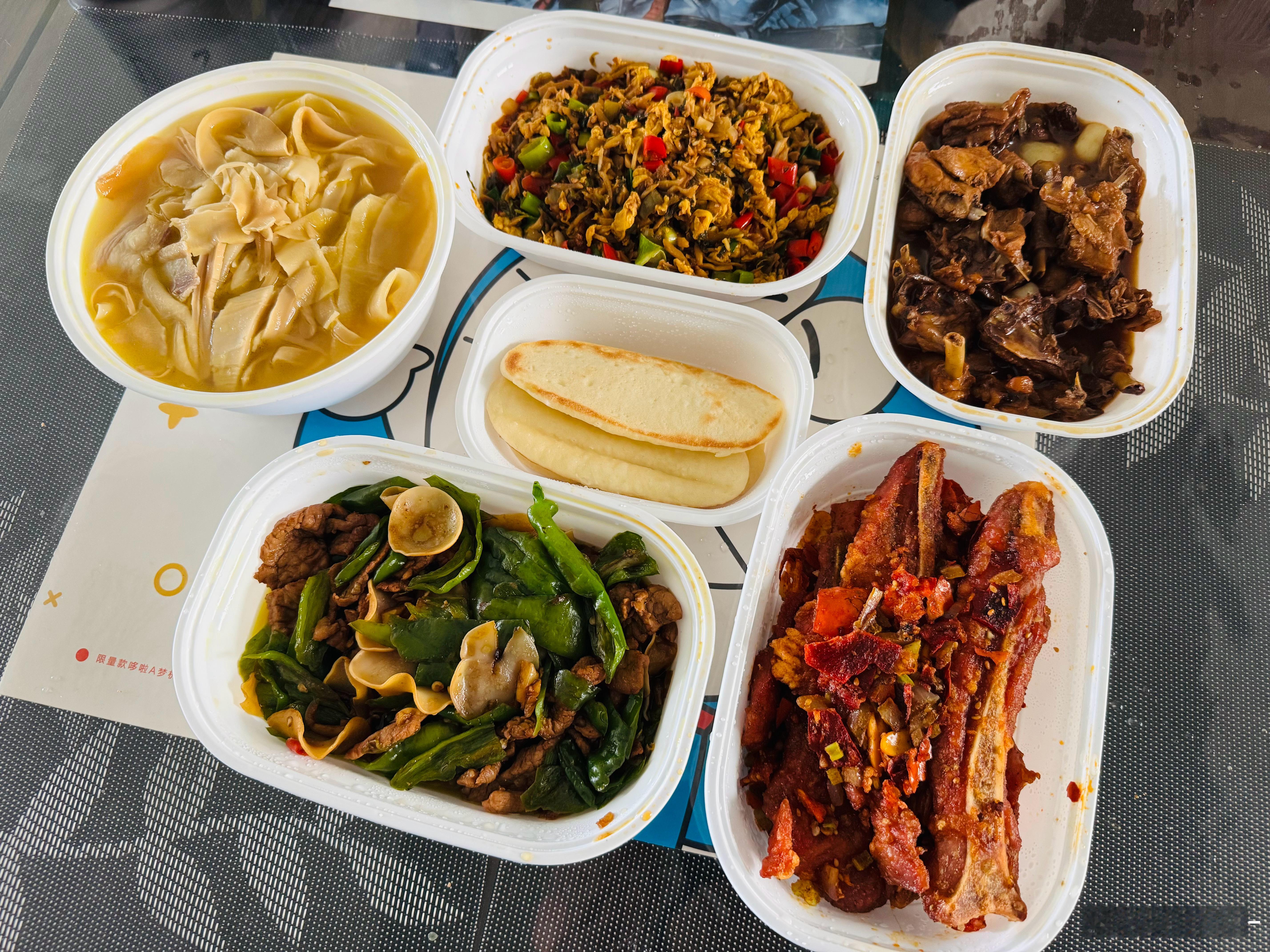 中午炫小菜园的外卖 自己一个人不知道吃啥就吃麦当劳一家人不知道吃啥就吃小菜园想起