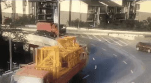 拐弯能把人给甩出来，这是什么操作。命也确实好，大货车那么及时的就能反应过来，不然