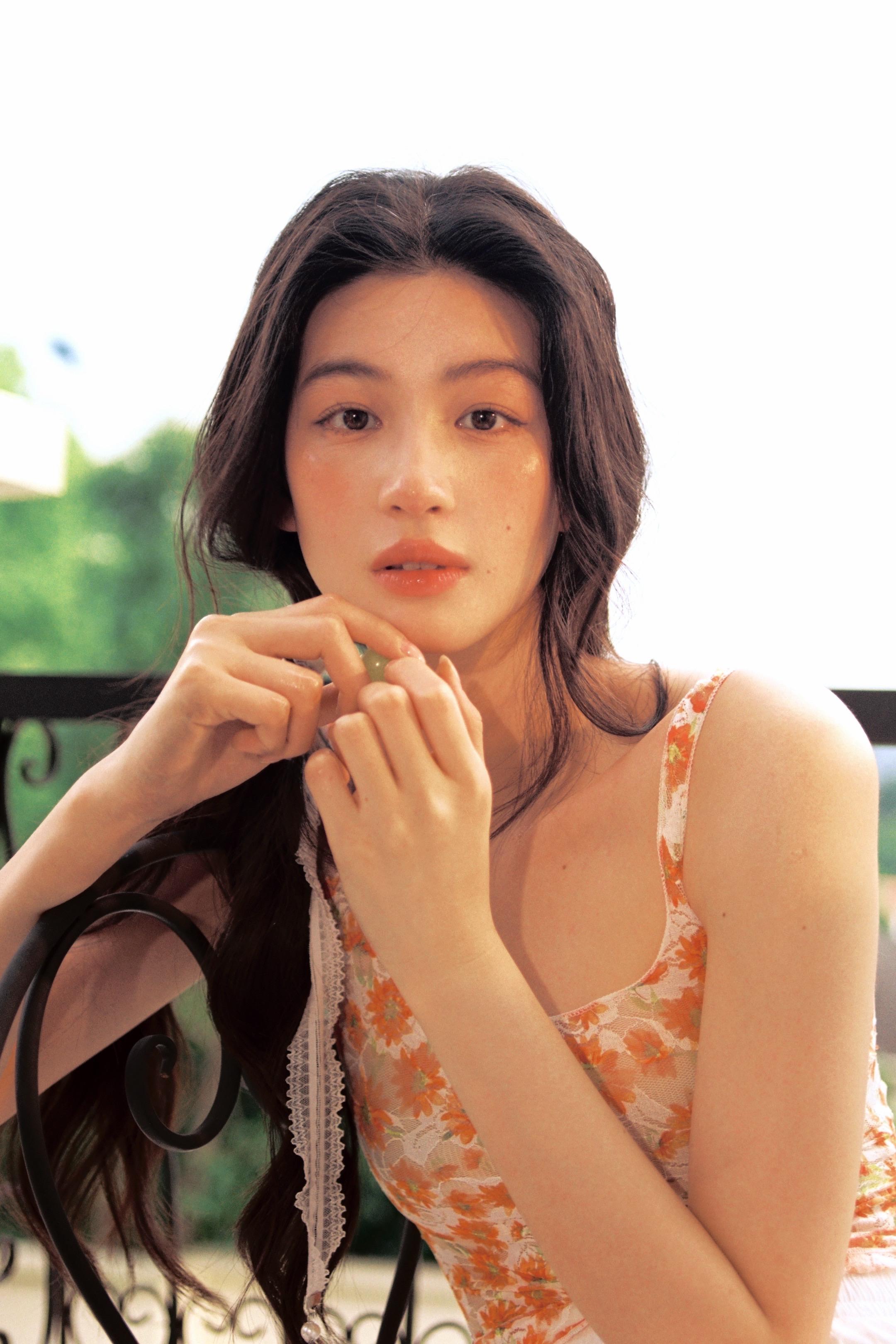 夏日的来临总是夹杂在果的气味里。和虾虾拍了一组潮湿空气的夏