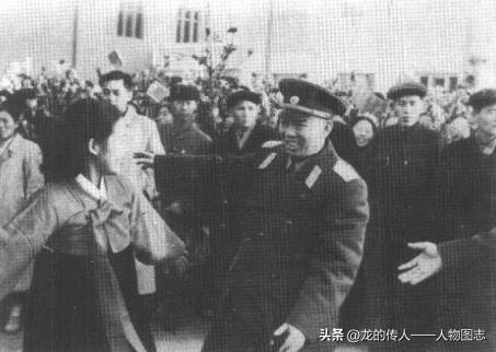 刘亚楼出访朝鲜民主主义人民共和国，在平壤与民众跳朝鲜舞。