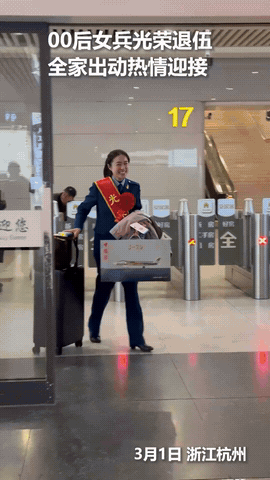 “上人民日报了！”浙江杭州，一00后女兵退伍，原以为只是爸爸妈妈来迎接，没想到当