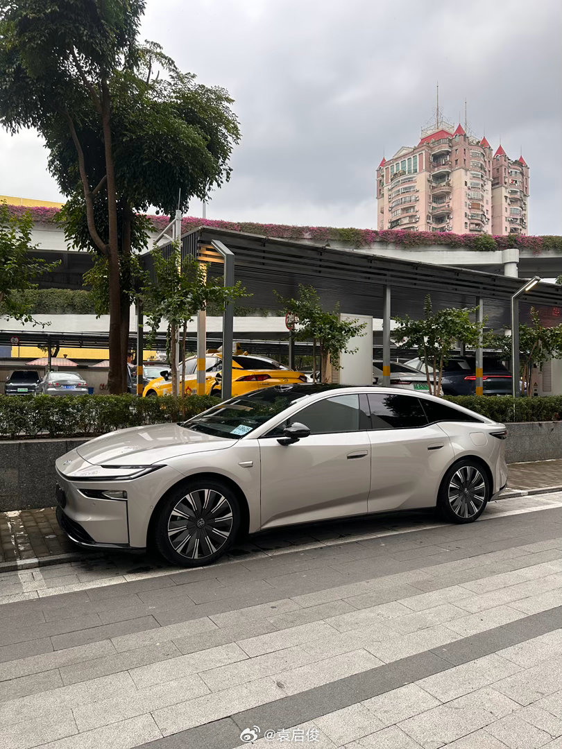 越看越好看！买了这台车，最喜欢停车的时候找对手，停一些E级、5系、凯美瑞旁边，显