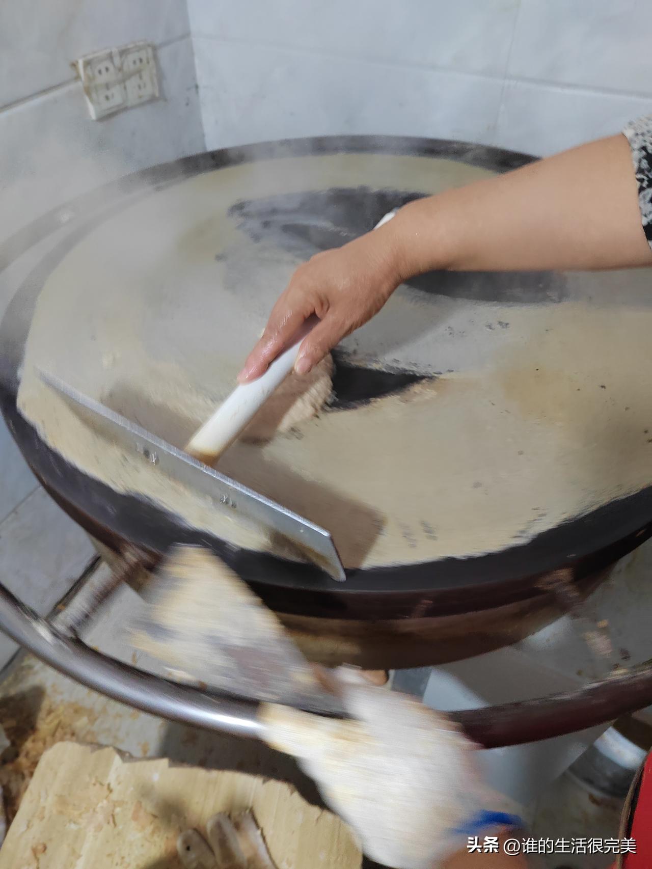 现代人生活都么惬意，就连烙煎饼都是用电鏊子。煎饼卷菜我的最爱！小时的遗传[偷笑]