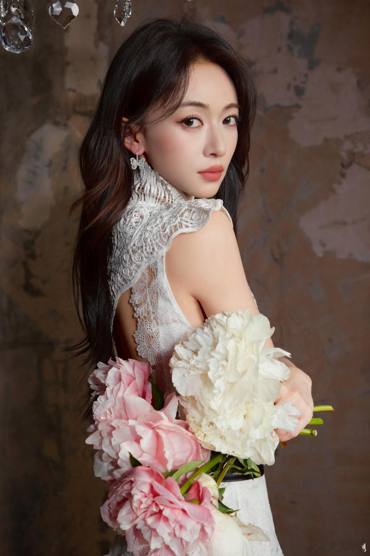 云落漾清影，花羽栖柔光。欢娱影视演员 新年写真今日释出。 