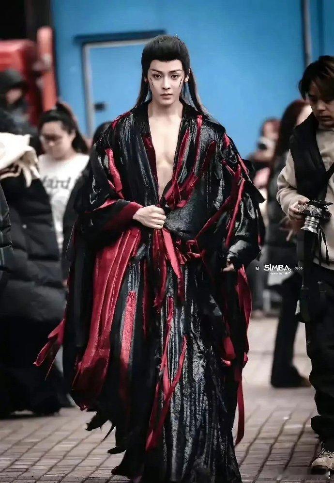 母后哺乳，小四茁壮成长。 