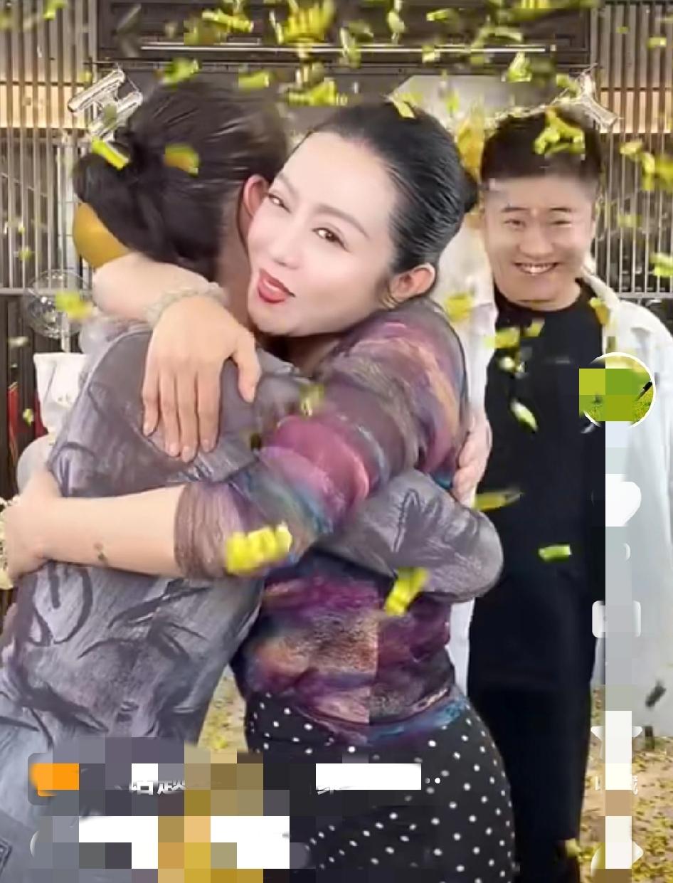 只有亲婆婆能这样和儿媳妇这样亲。从来没有看过琳琳妈这样和楠楠这样拥抱过，楠楠和亮