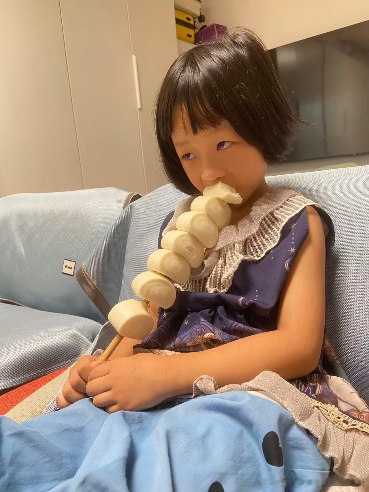 老大快长成个谐星了………