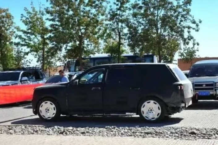 喔，仰望除了要出个旗舰轿车，还有个旗舰 SUV 啊方方正正看着真不错，不过这个就