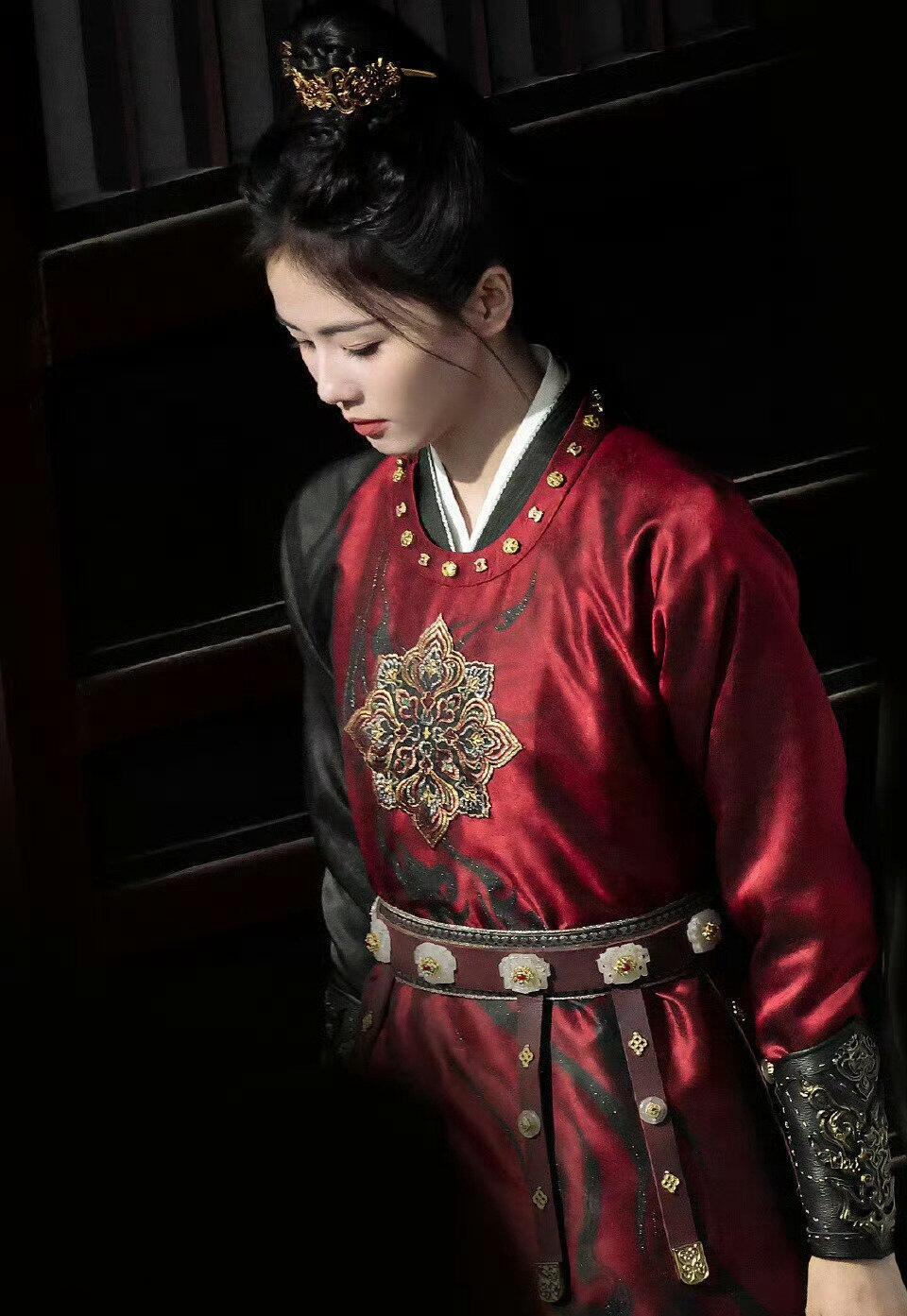 白鹿《青雾风鸣》李佩仪路透🈶穿黑金劲服的时候，马尾又梳得偏高，头部饱满马尾浓茂