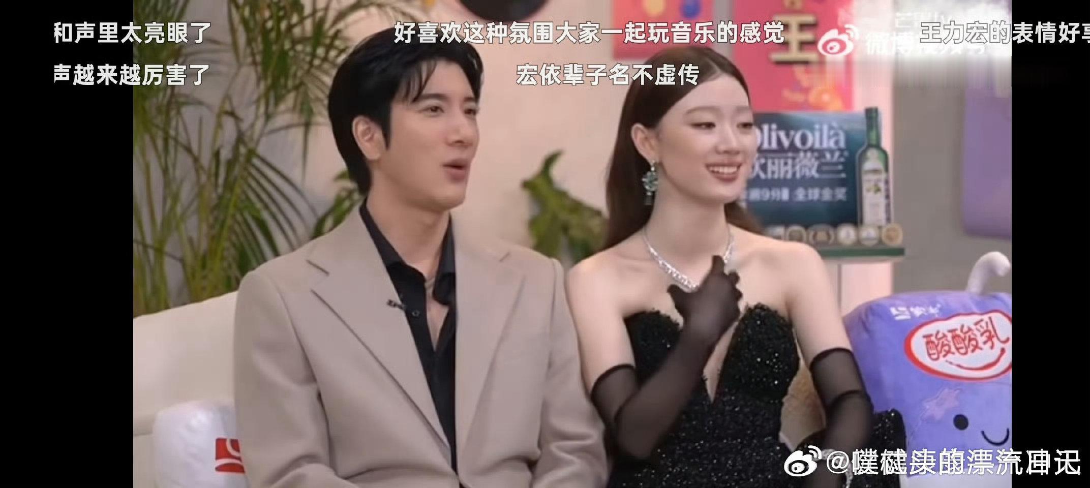 王力宏单依纯在后台搞同声传译呢舞台上，《落叶归根》的深情演绎，更是验证了我的想法