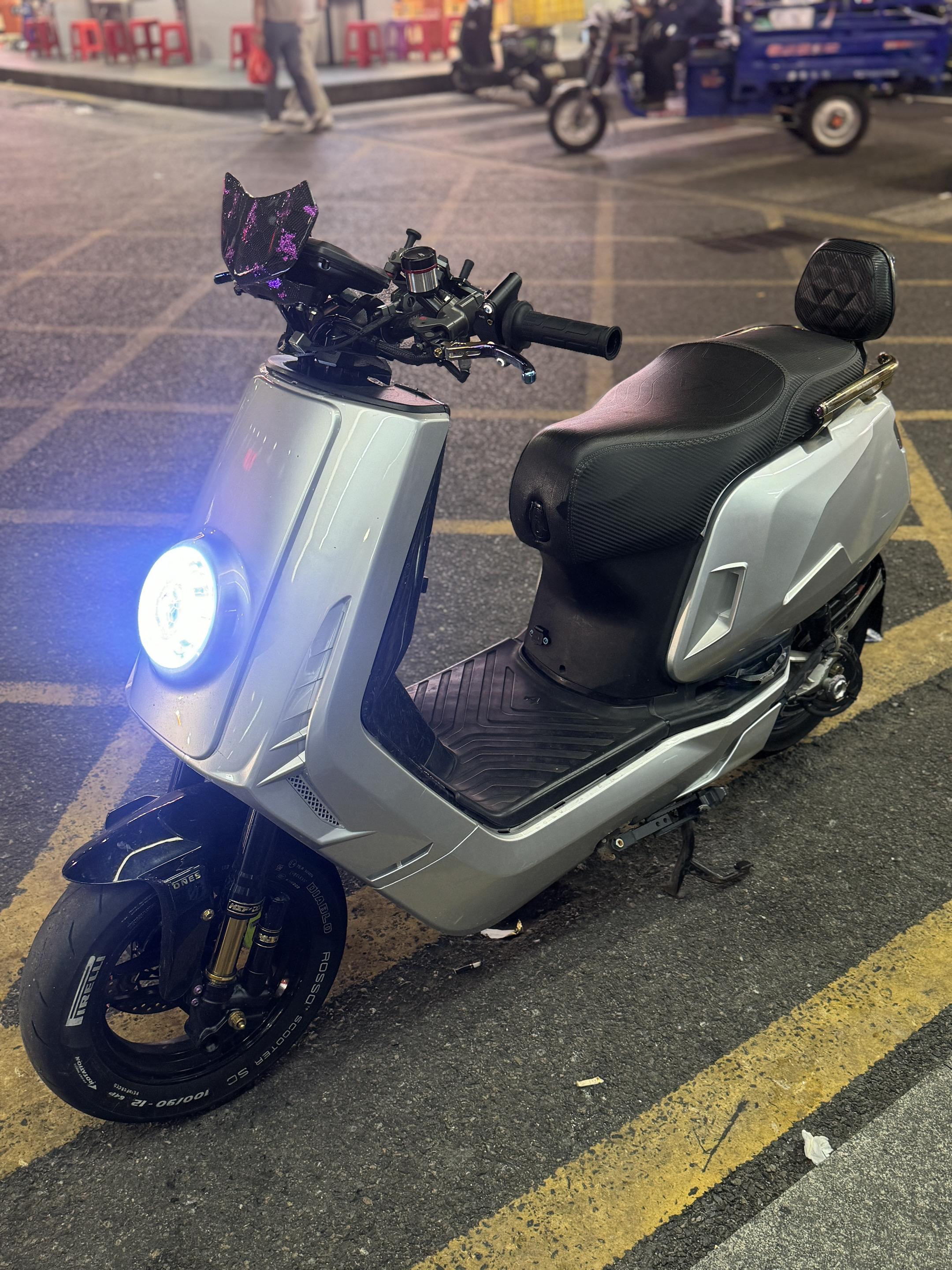 我不停翻找着过去的照片 却再也找不回当初的自己