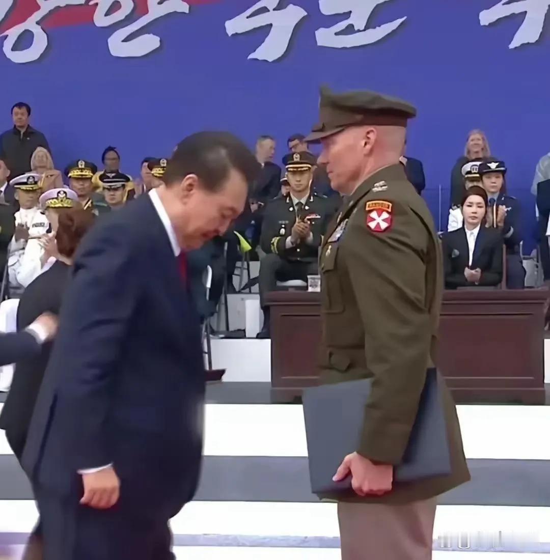 报告长官，韩国三军仪仗队准备列队完毕，请你检阅，开始吧，是，美军长官幸苦了，为了
