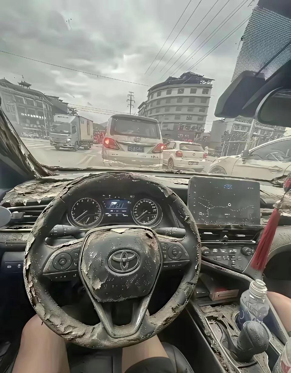 现在的潮流真的看不懂！内饰掉皮的丰田、做旧锈迹宝马，硬生生做成网红风格。
这种类