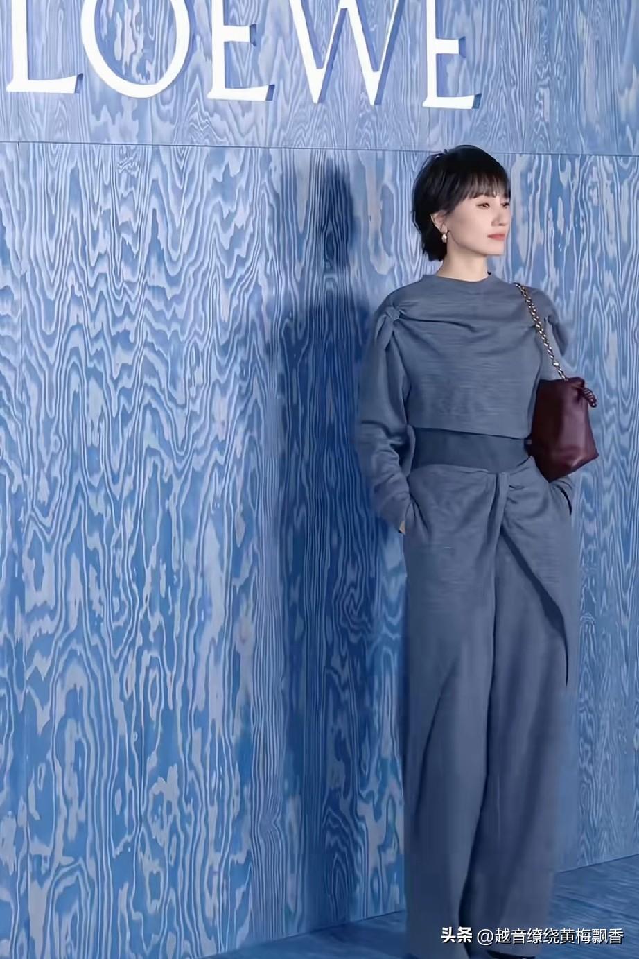 在内地中年女演员中，袁泉出席活动时的穿搭，是最令人赏心悦目的，她从没穿过袒背露肩